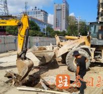 日老逼AV高温下的坚守｜道路建设者用汗水铺就畅通路